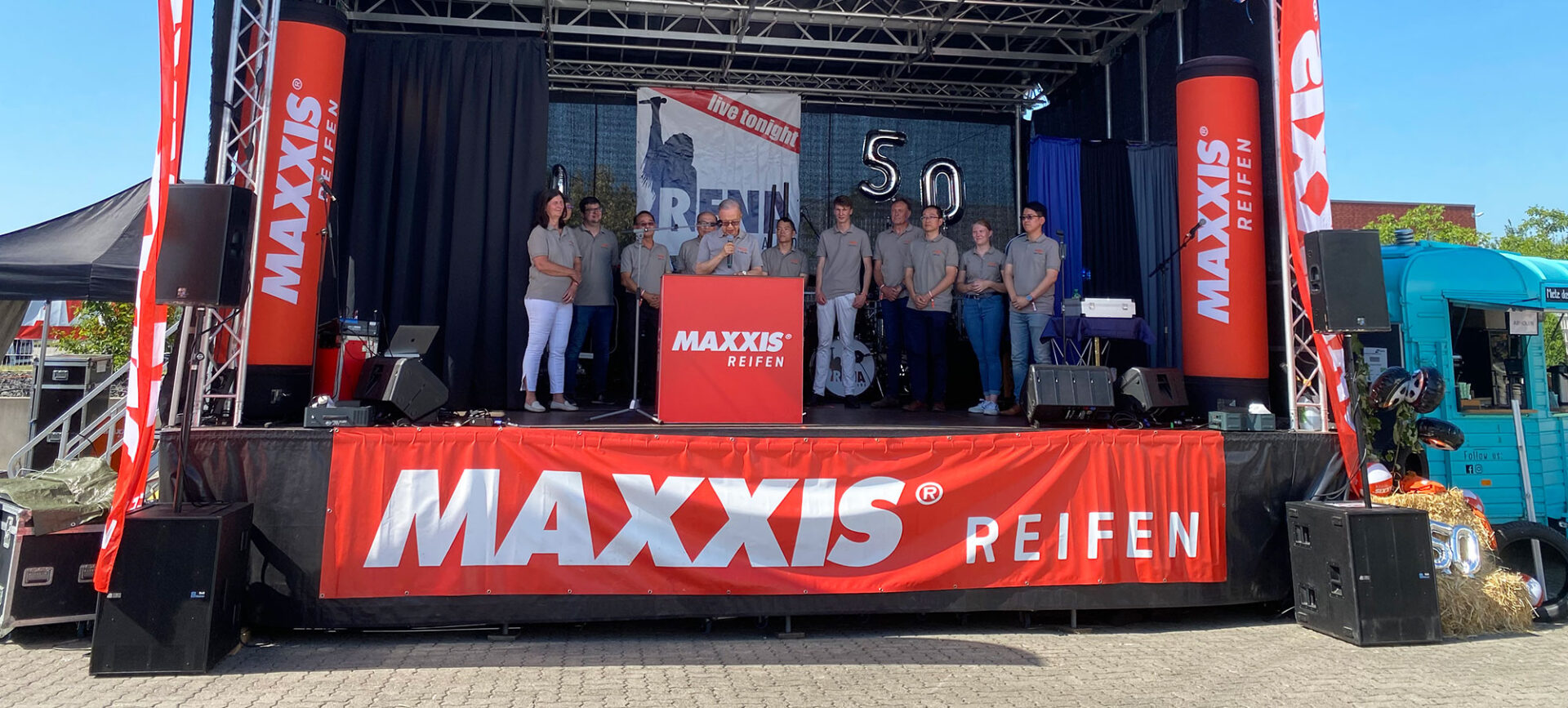 Maxxis-Family-On-Stage-banner