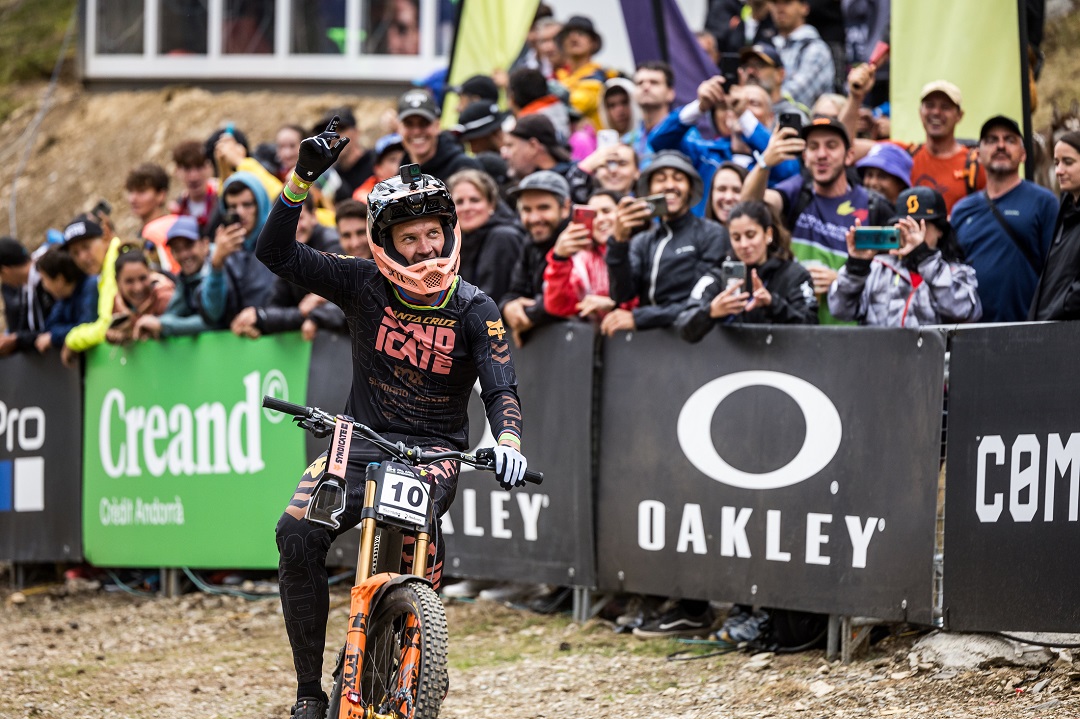 Minnaar celebrating at the finish