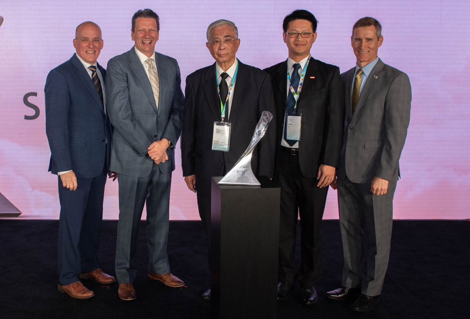 Award Photo (L-R): Jim Danahy (General Motors, Executive Director & Global Functional Leader, Chassis Engineering), Tom McMillen (General Motors, Executive Director, Purchasing, Global Chassis & Body Structures), Fred Wei (Maxxis International, Vice President OE Sales), Jeffrey Lai (Director of Business Development), Greg Warden (General Motors, Executive Director & Global Functional Leader, Body Engineering).