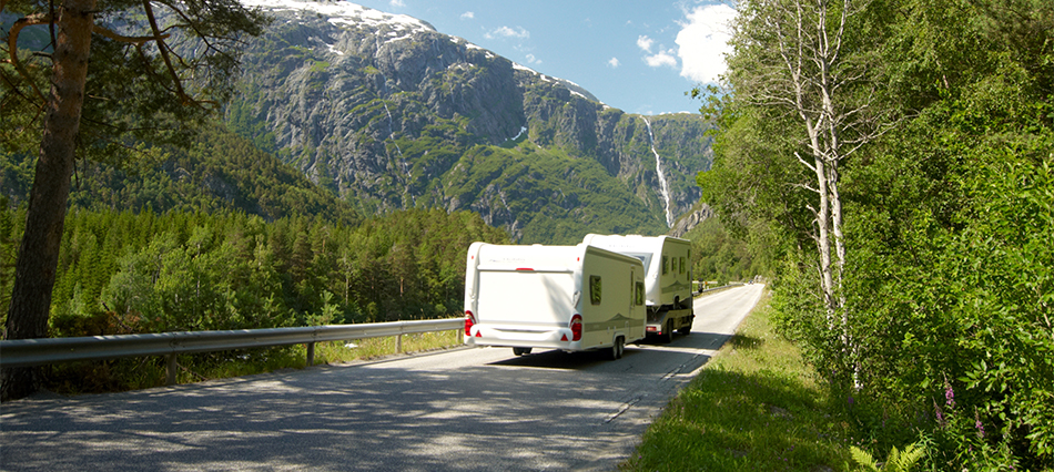 Campervan en aanhanger berglandschap_10204477