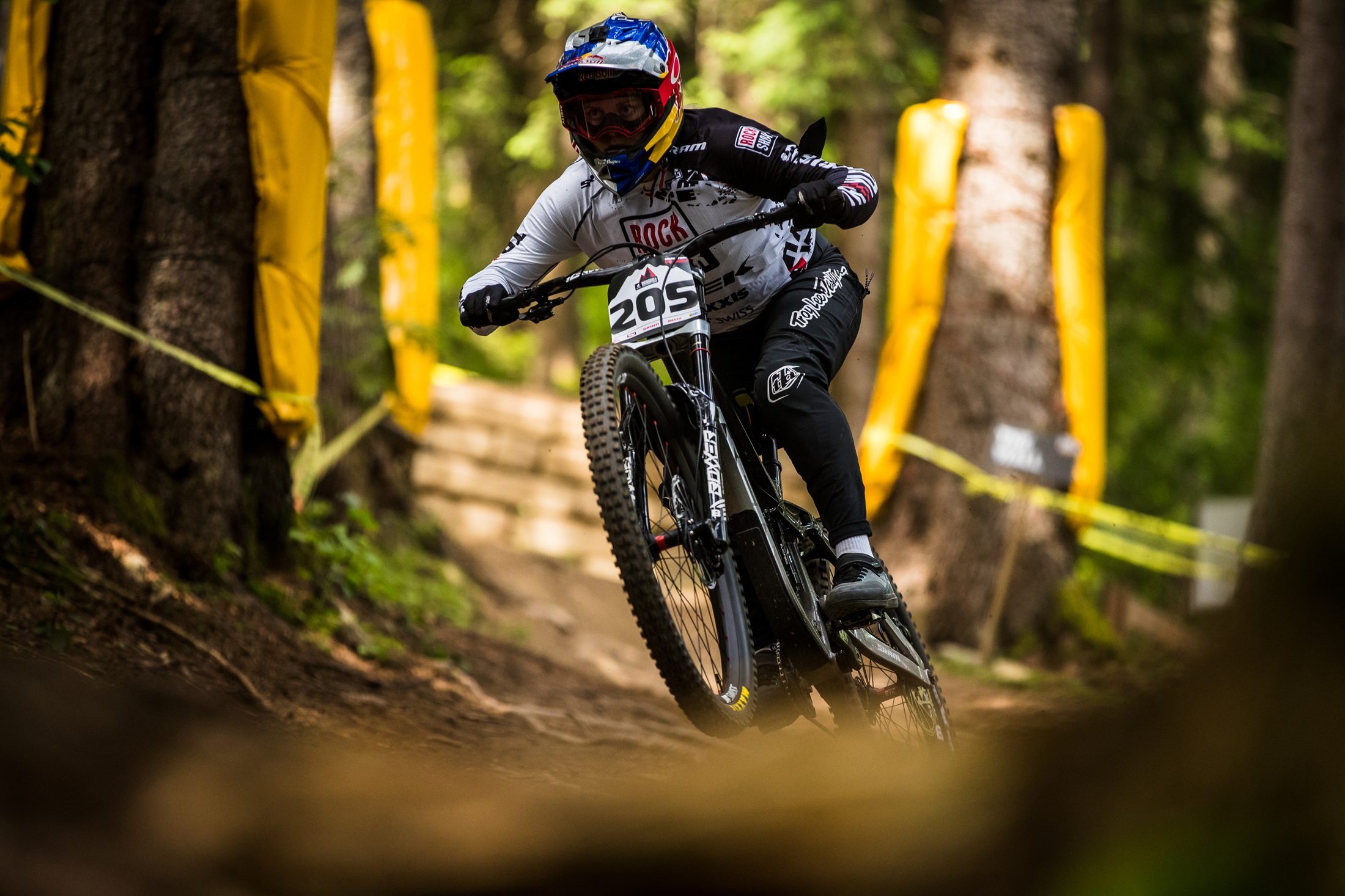 Vali crushing the dh race