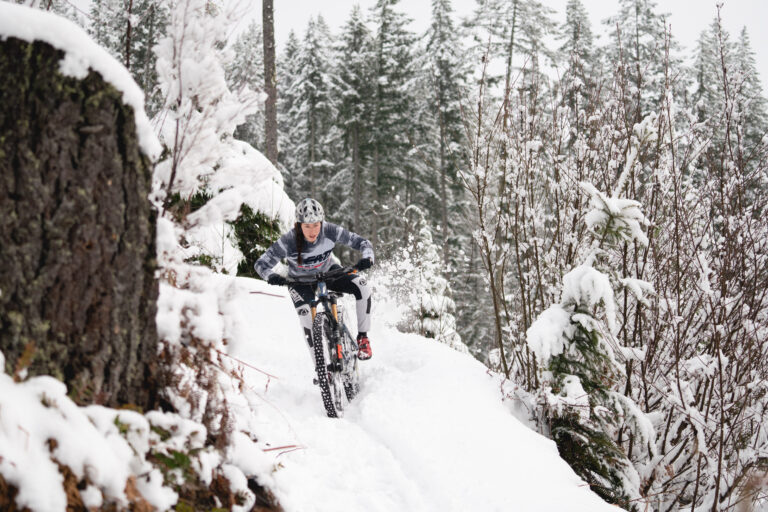 Devinci rider in the snow