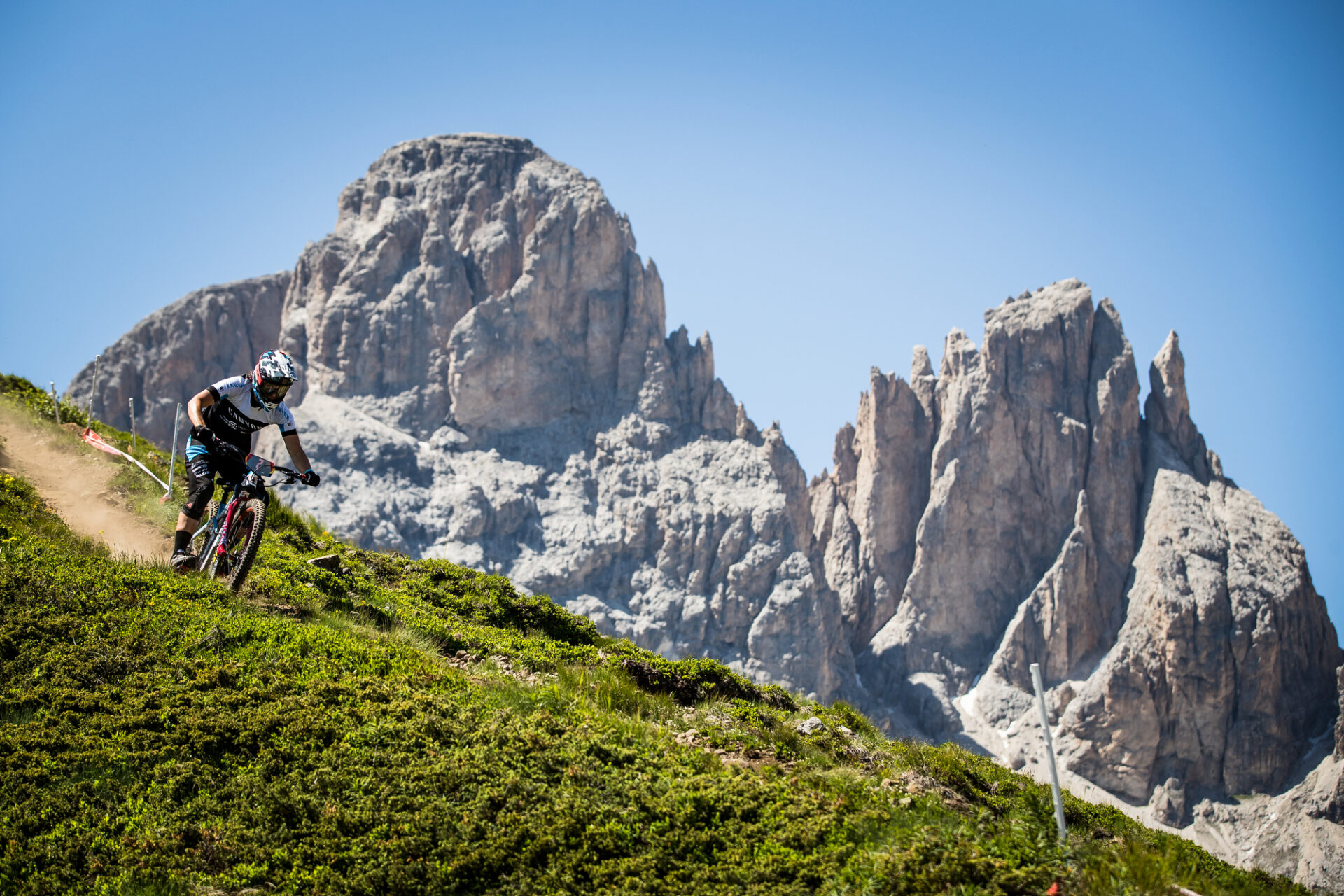 Canyon rider descending a steep trail at the EWS