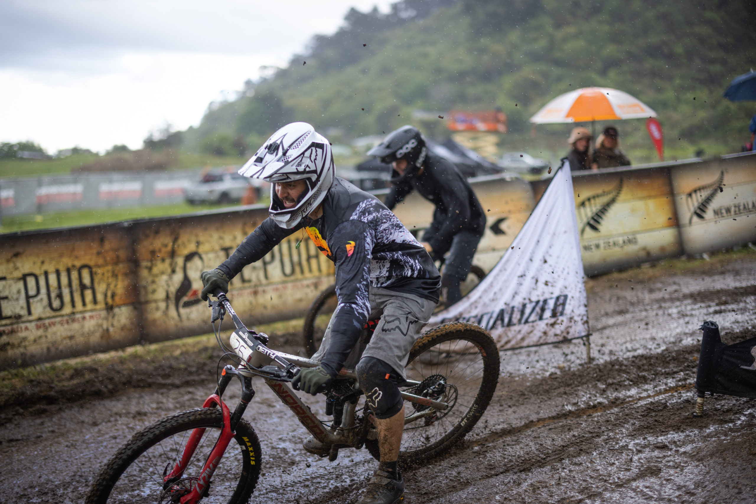 Les coureurs courent le double slalom boueux de Crankworx Rotorua