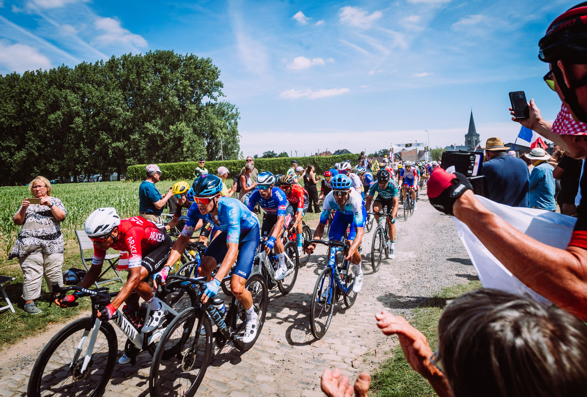 cycliste sur route participant au tour de france