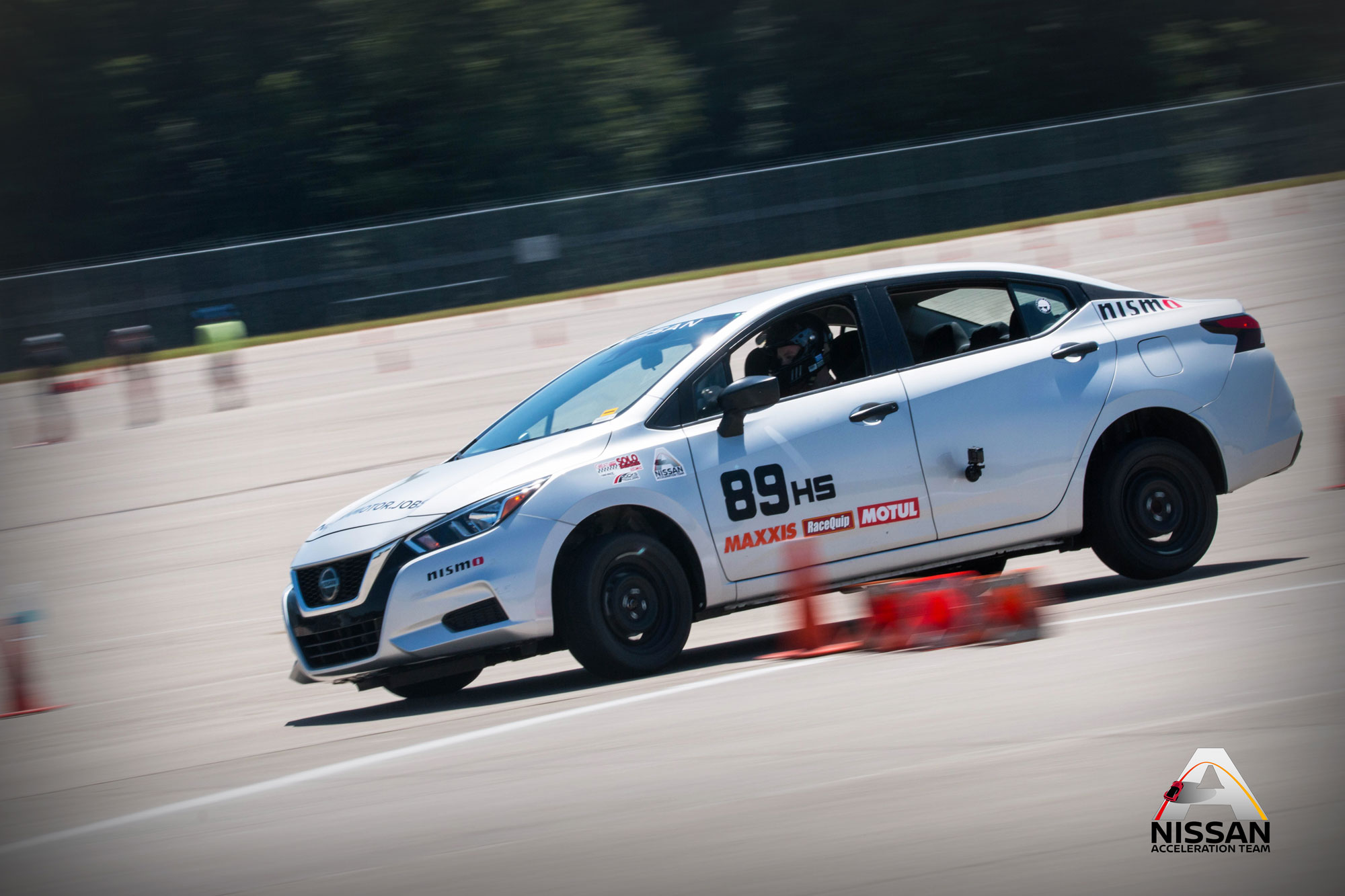 Une voiture Nissan blanche en course.