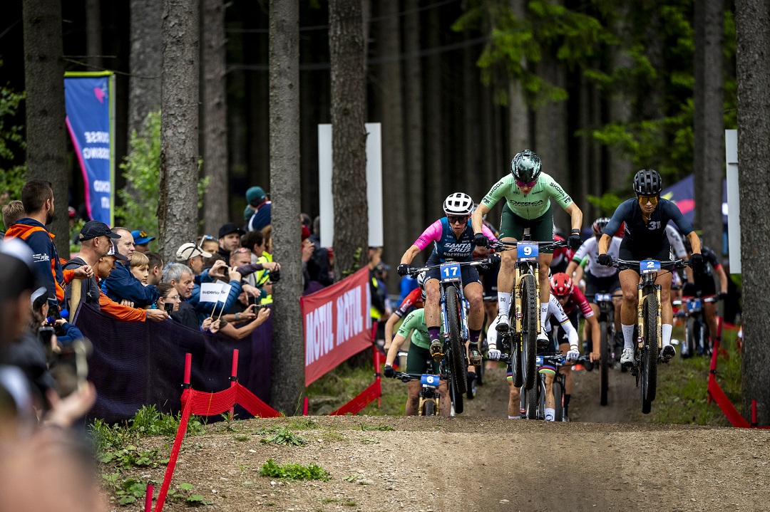 The Elite women rumbling down the XC course