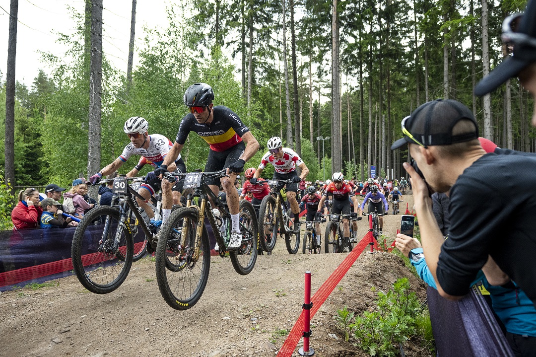 Pack of Maxxis athletes on course