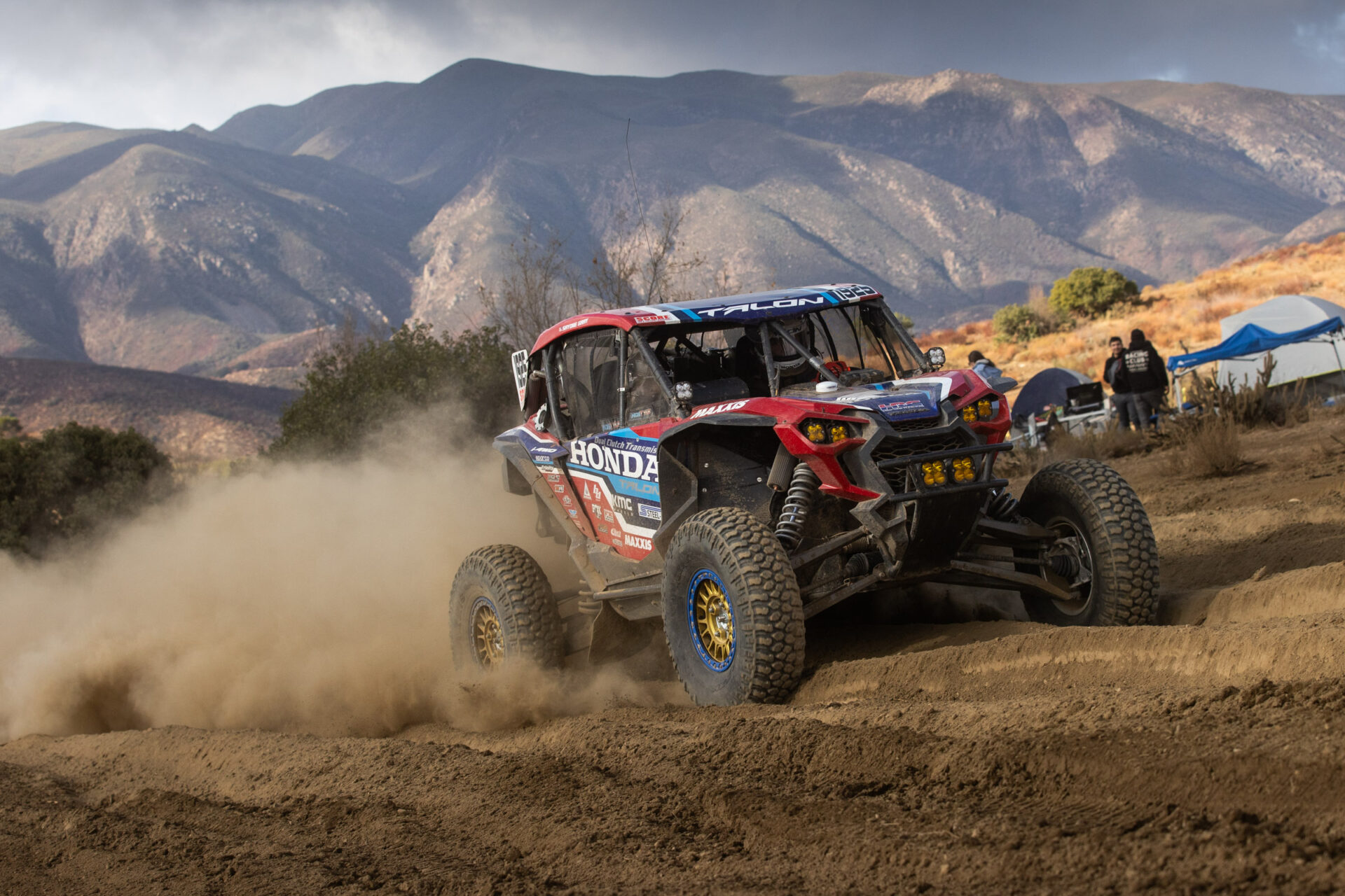 maxxis sponsored car in race
