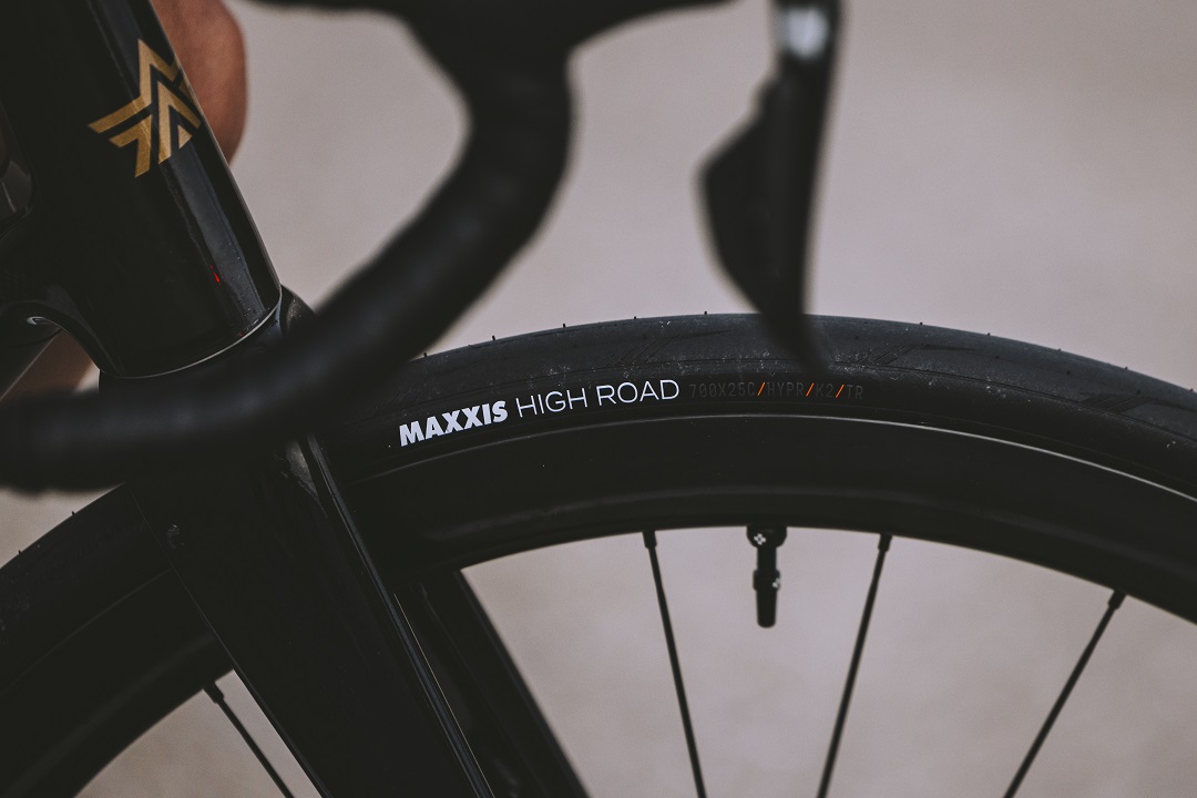 Maxxis High Road tire