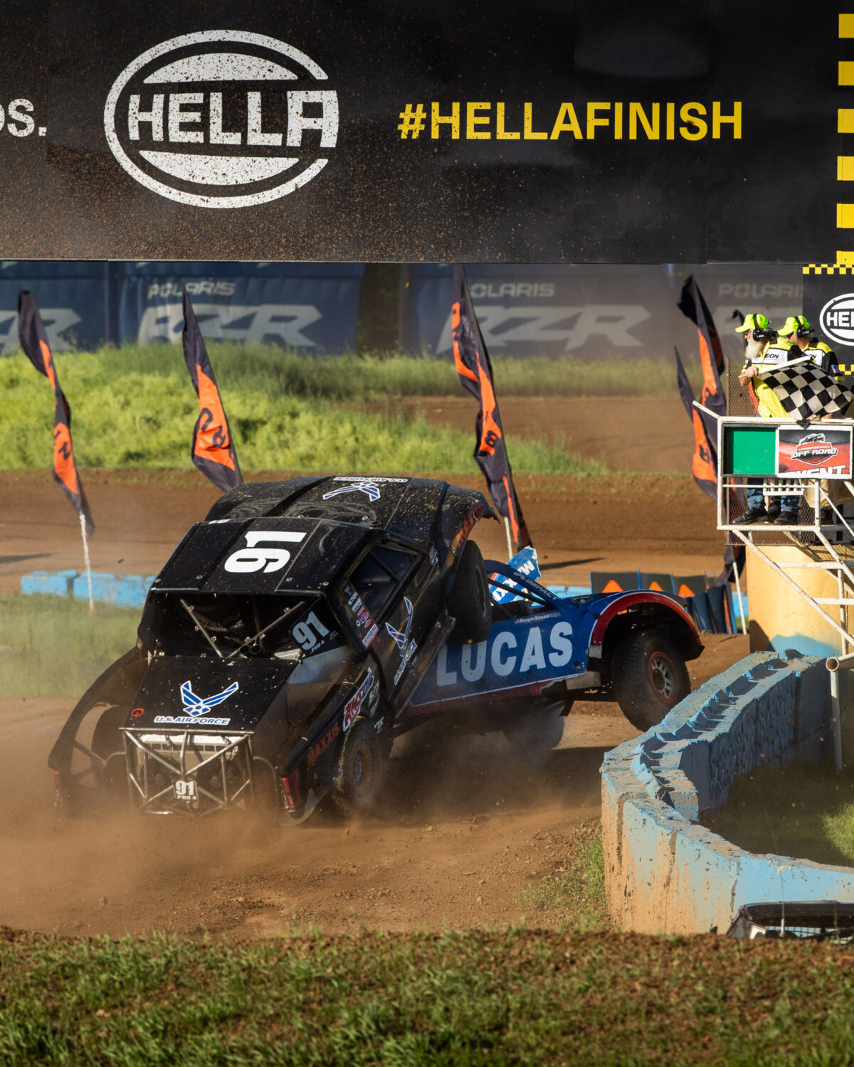 Wild finish by two maxxis athletes