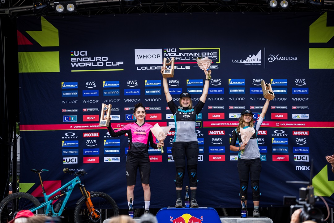 Junior women's edr podium