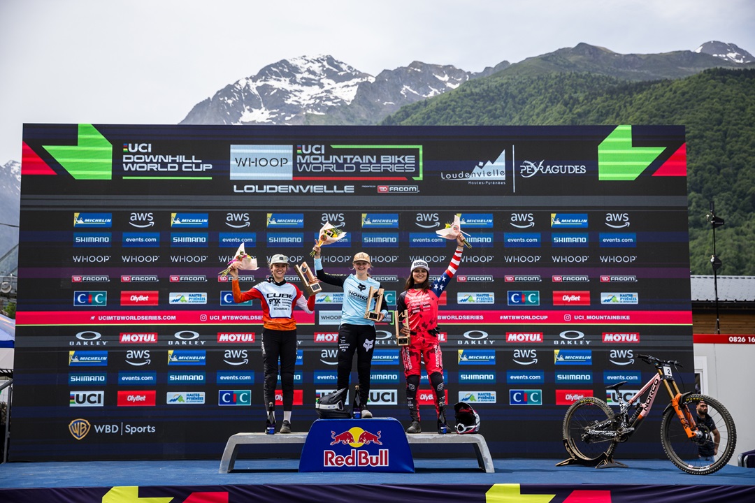 Junior women's dh podium