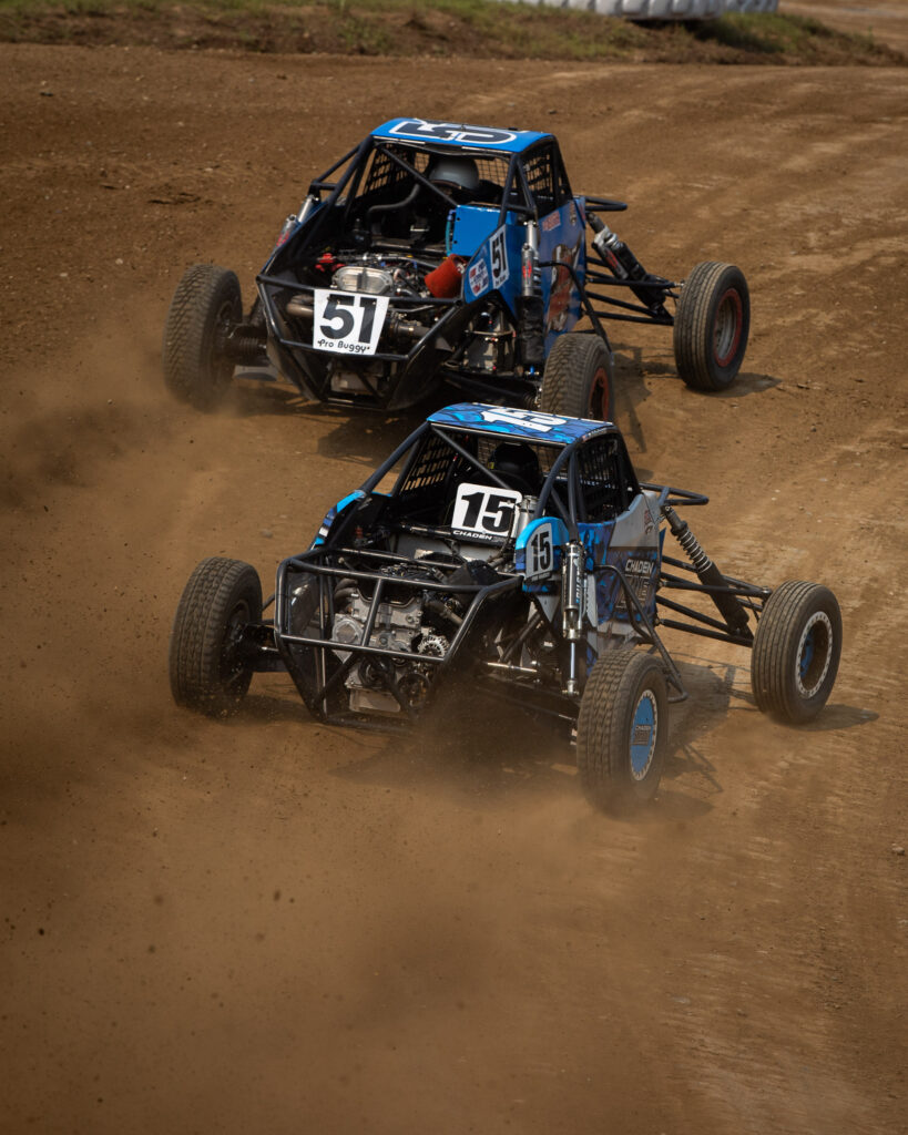 Two maxxis athletes on course