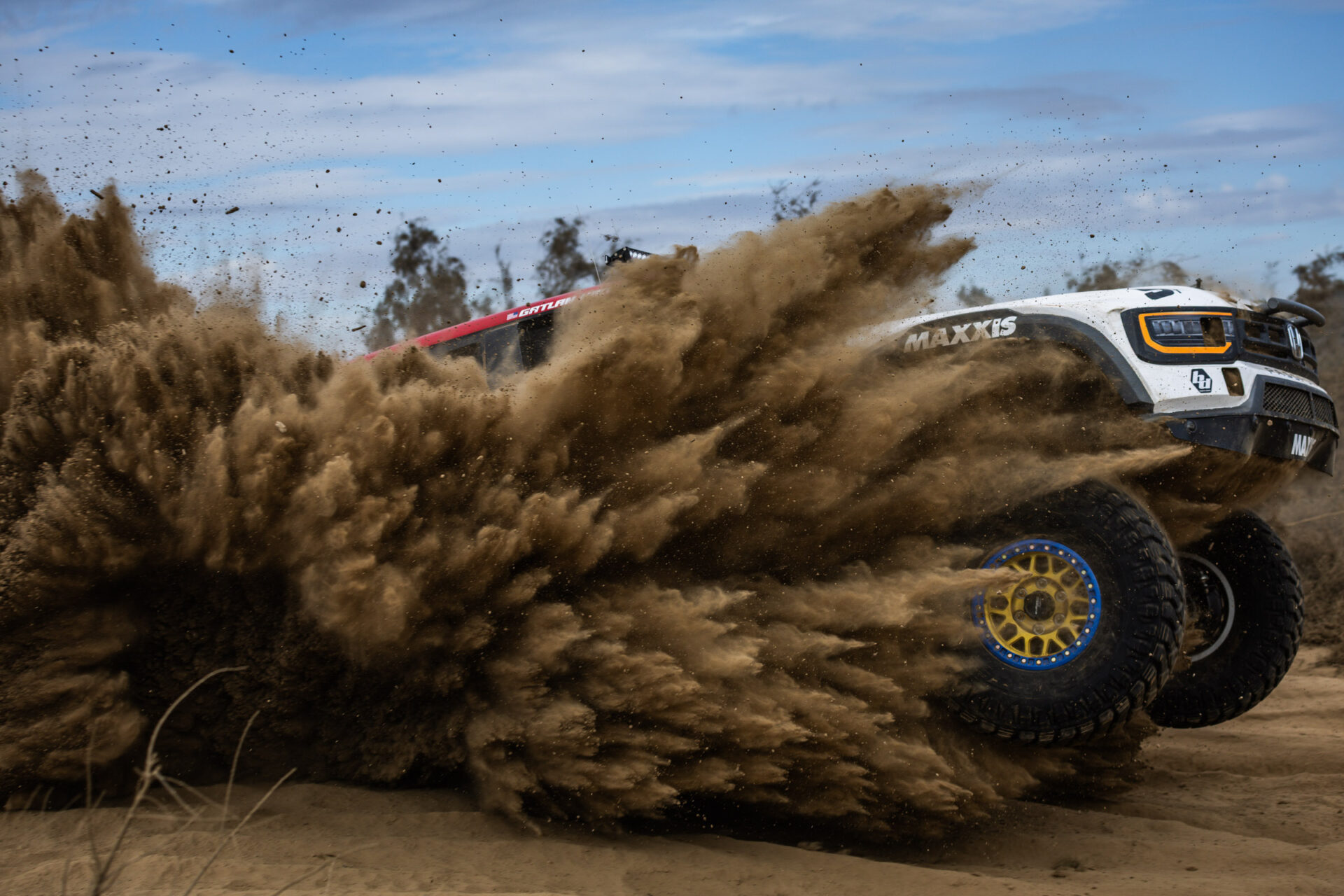honda race truck throwing a crazy dust cloud