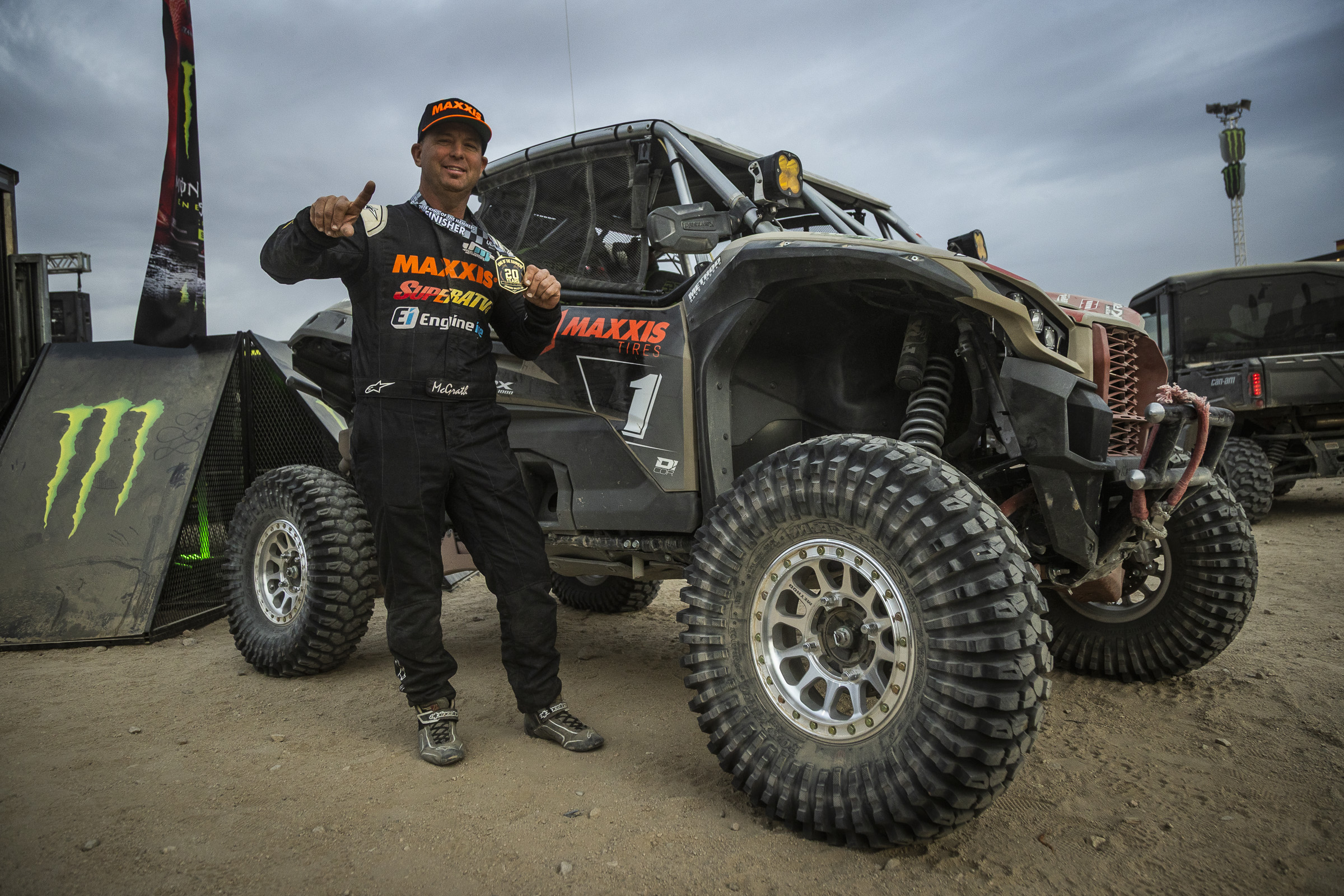 Jeremy McGrath levant un doigt numéro 1 tout en se tenant devant le KRX.